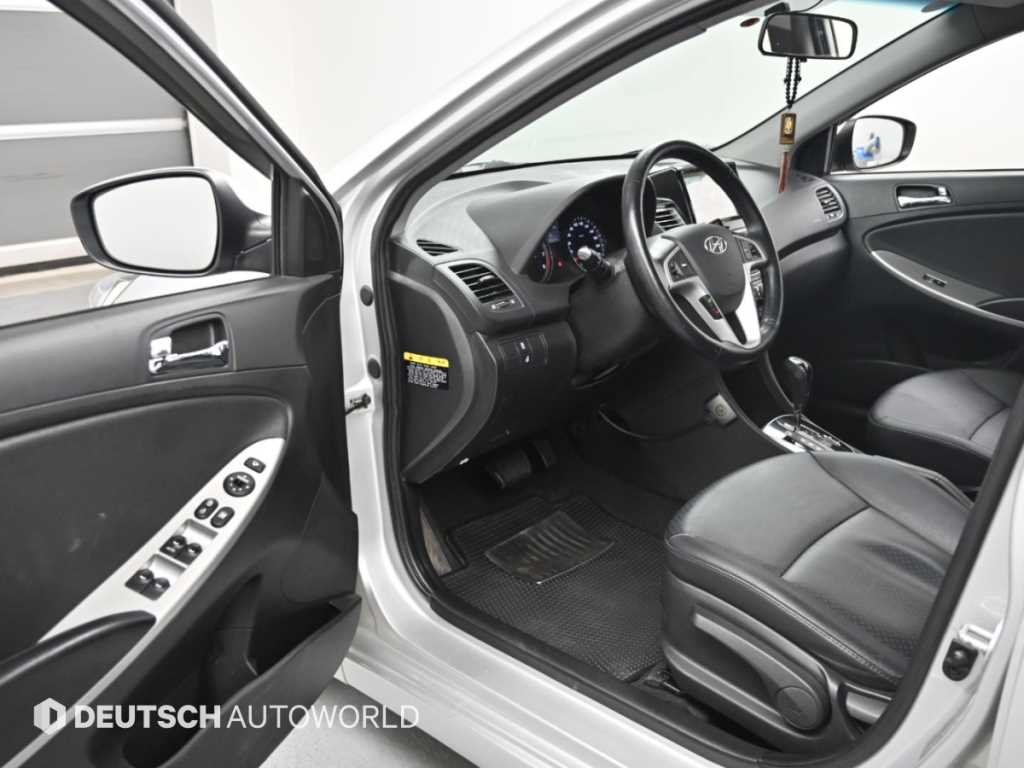 Hyundai Accent — photo 11