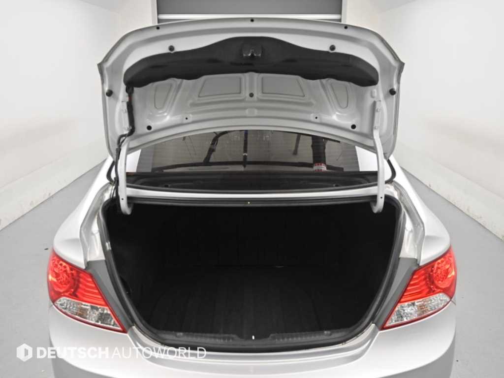 Hyundai Accent — photo 19