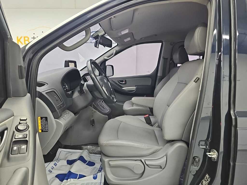 Hyundai Starex — photo 11