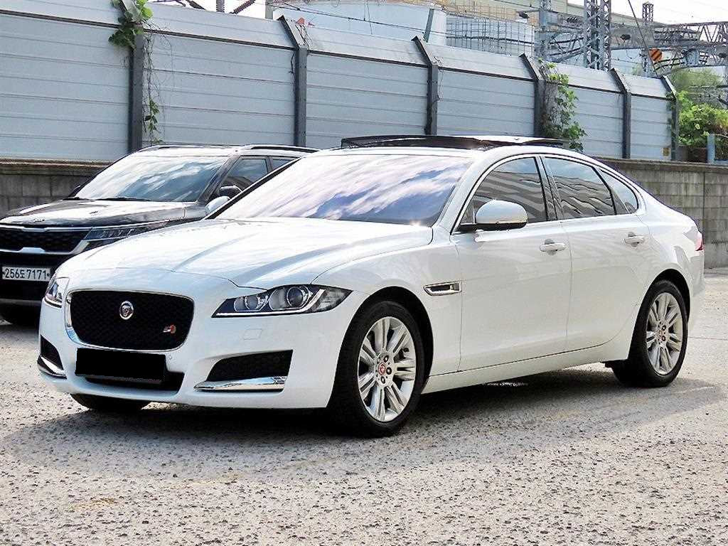 Jaguar XF — photo 02