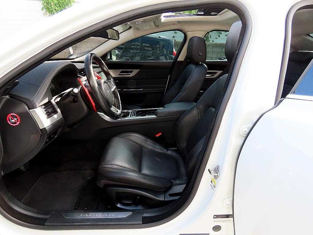 Jaguar XF — photo 05
