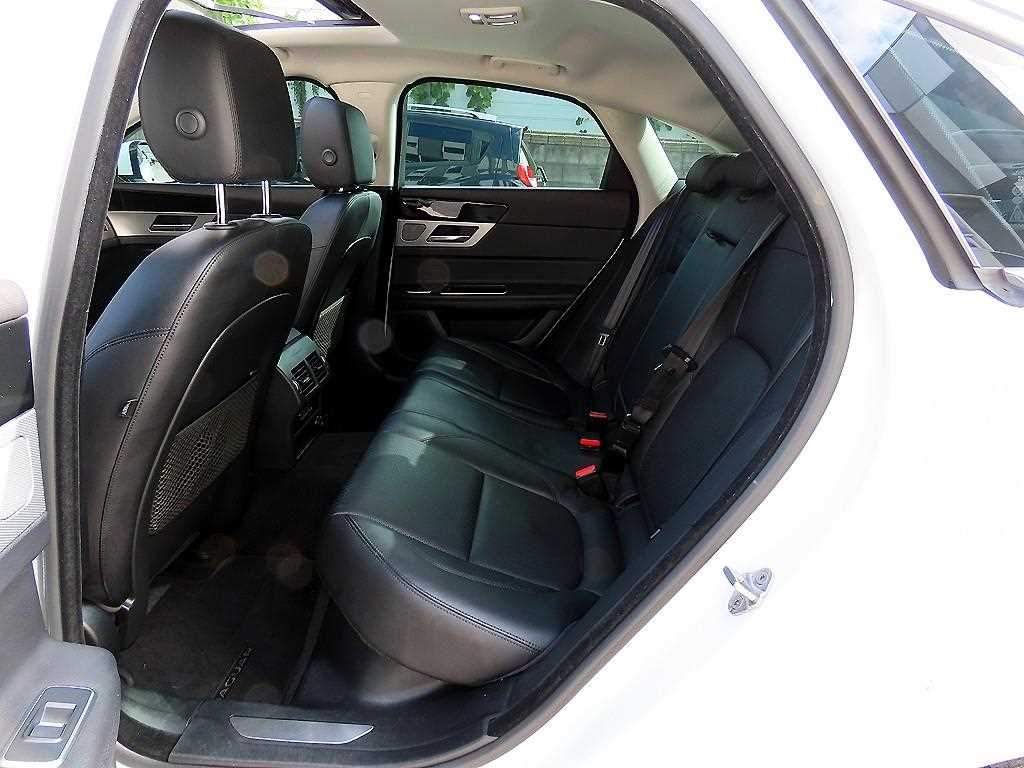 Jaguar XF — photo 06