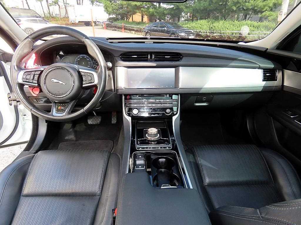 Jaguar XF — photo 07