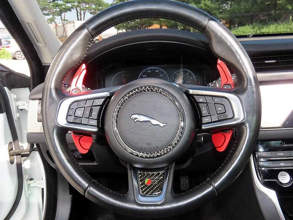 Jaguar XF — photo 08