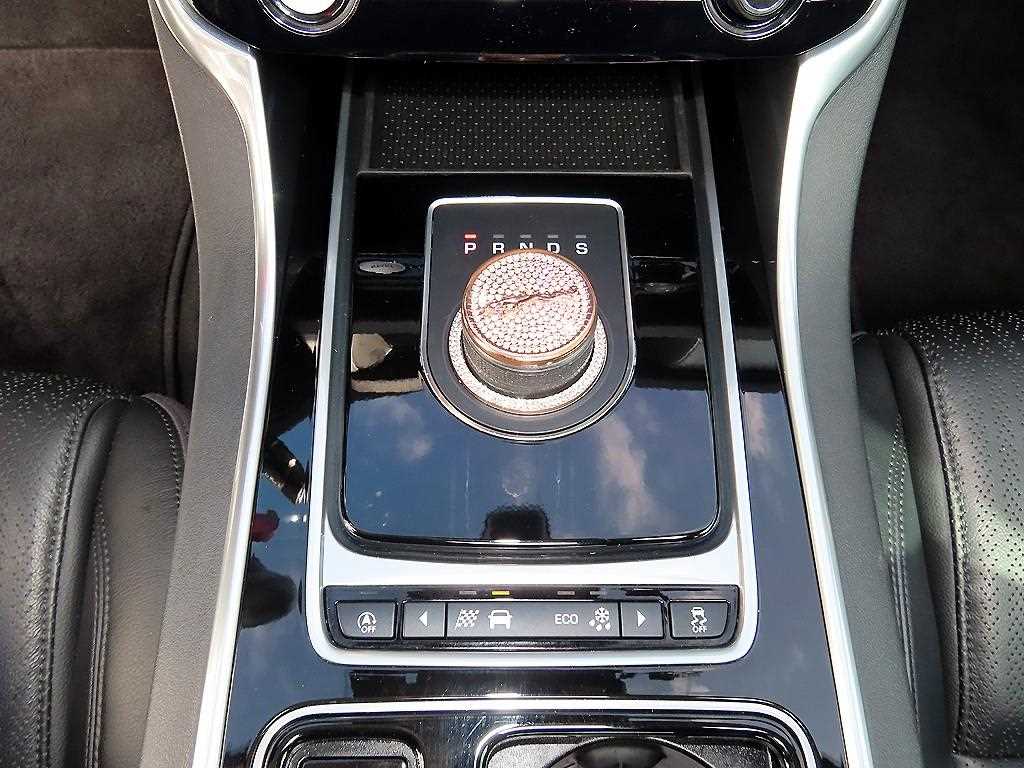 Jaguar XF — photo 11