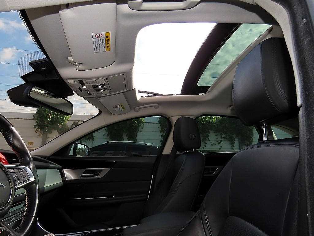 Jaguar XF — photo 12