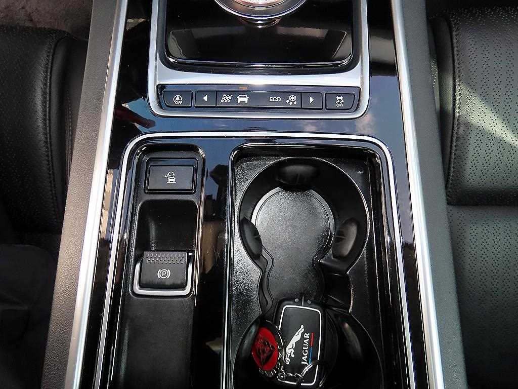 Jaguar XF — photo 14