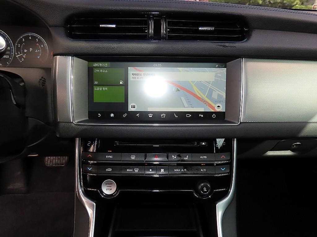 Jaguar XF — photo 15