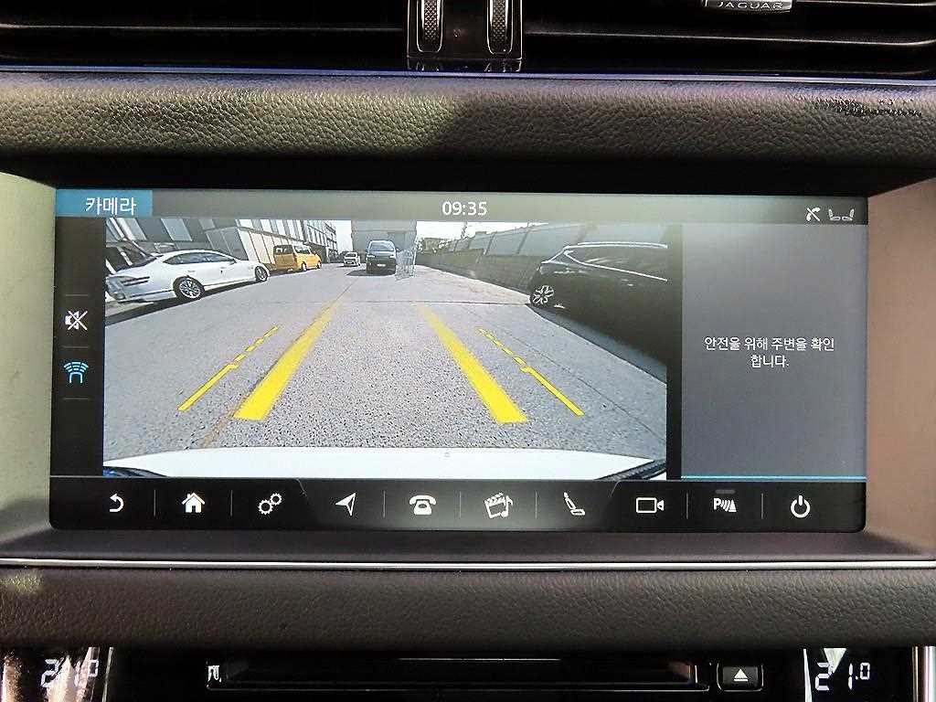Jaguar XF — photo 16