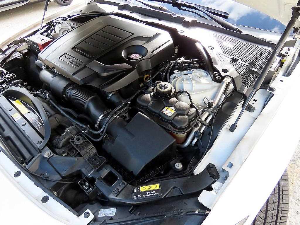 Jaguar XF — photo 19
