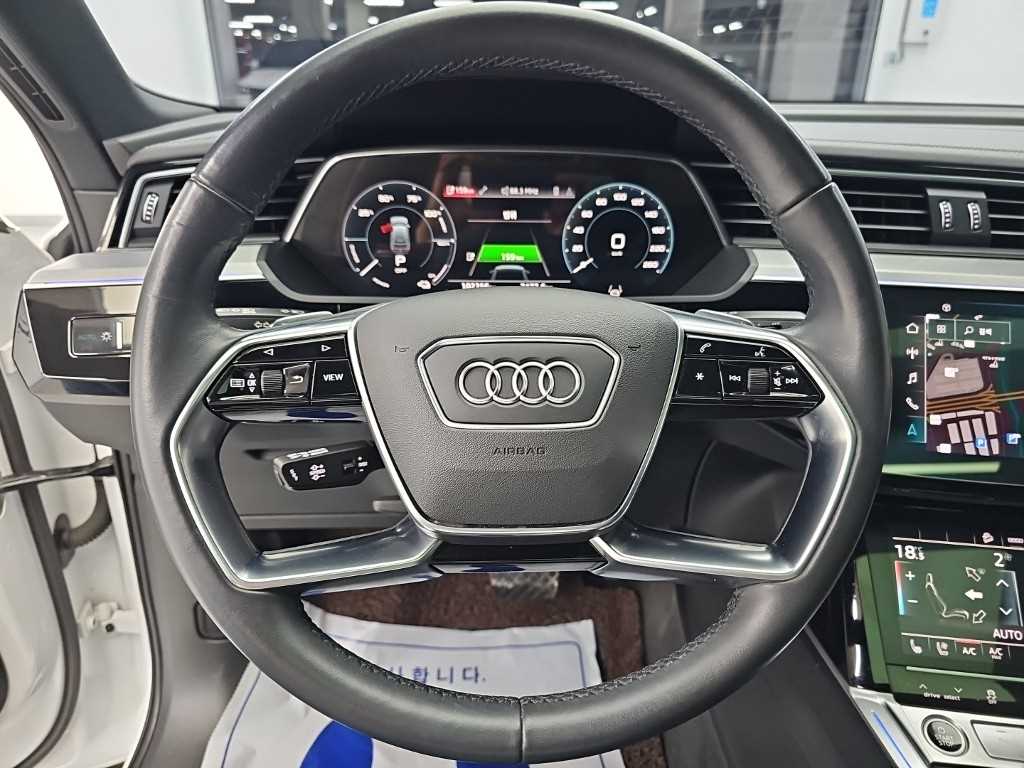 Audi e-tron — photo 09