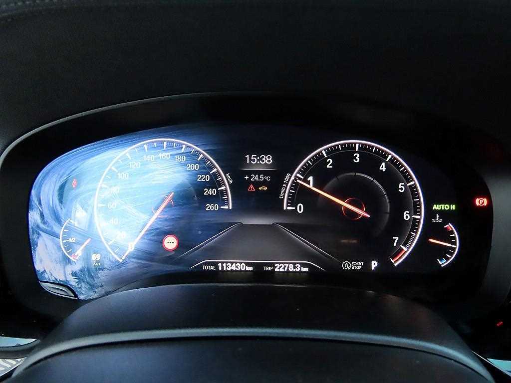 BMW 5-Series — photo 09
