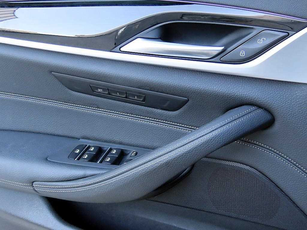 BMW 5-Series — photo 12