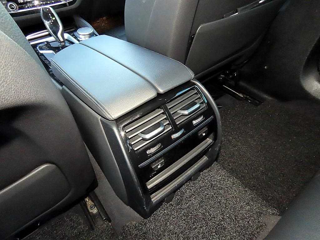 BMW 5-Series — photo 16