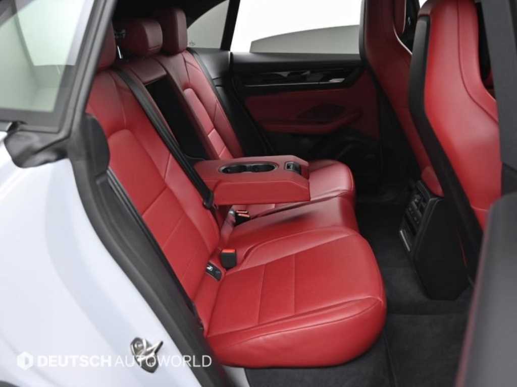 Porsche Macan — photo 12