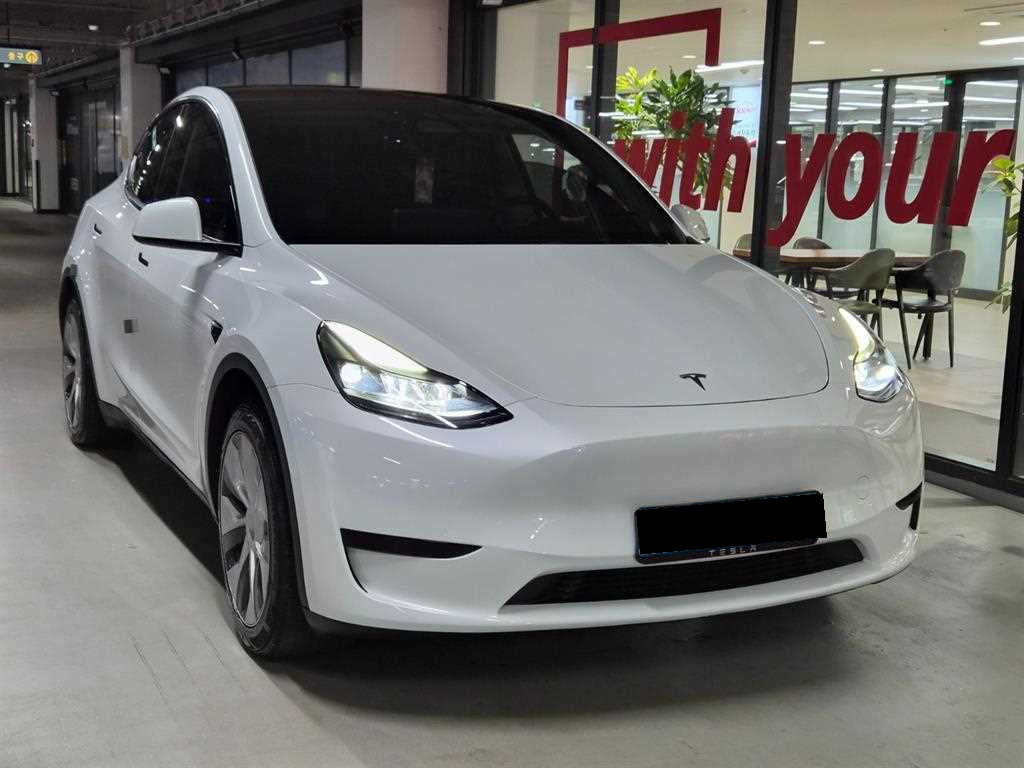 Tesla Model Y — photo 01