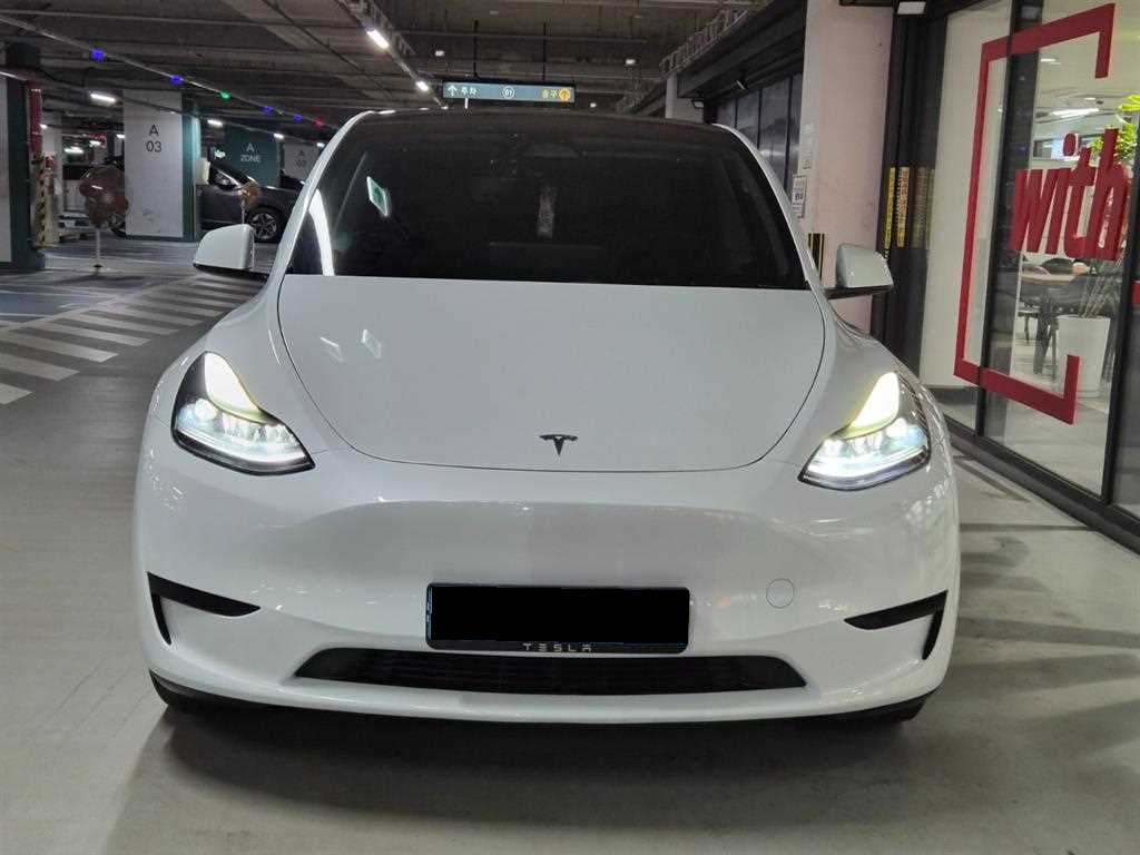 Tesla Model Y — photo 02