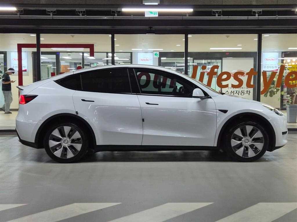 Tesla Model Y — photo 03