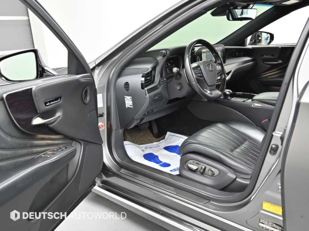 Lexus LS — photo 11