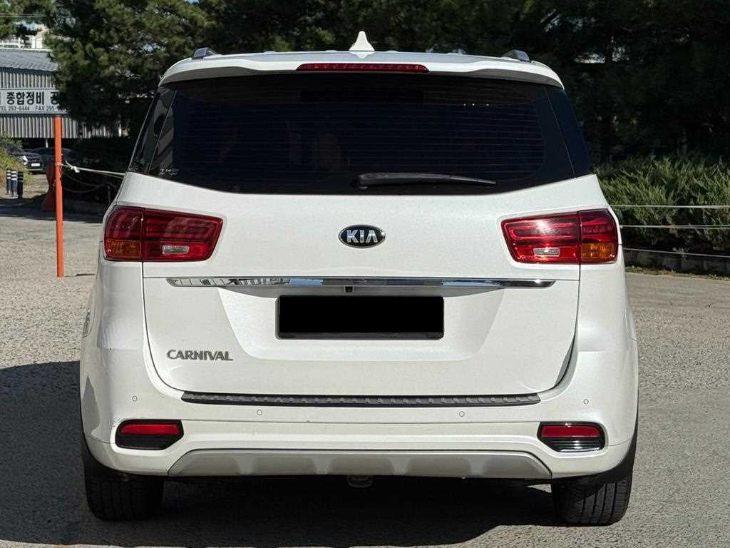Kia Carnival — photo 04