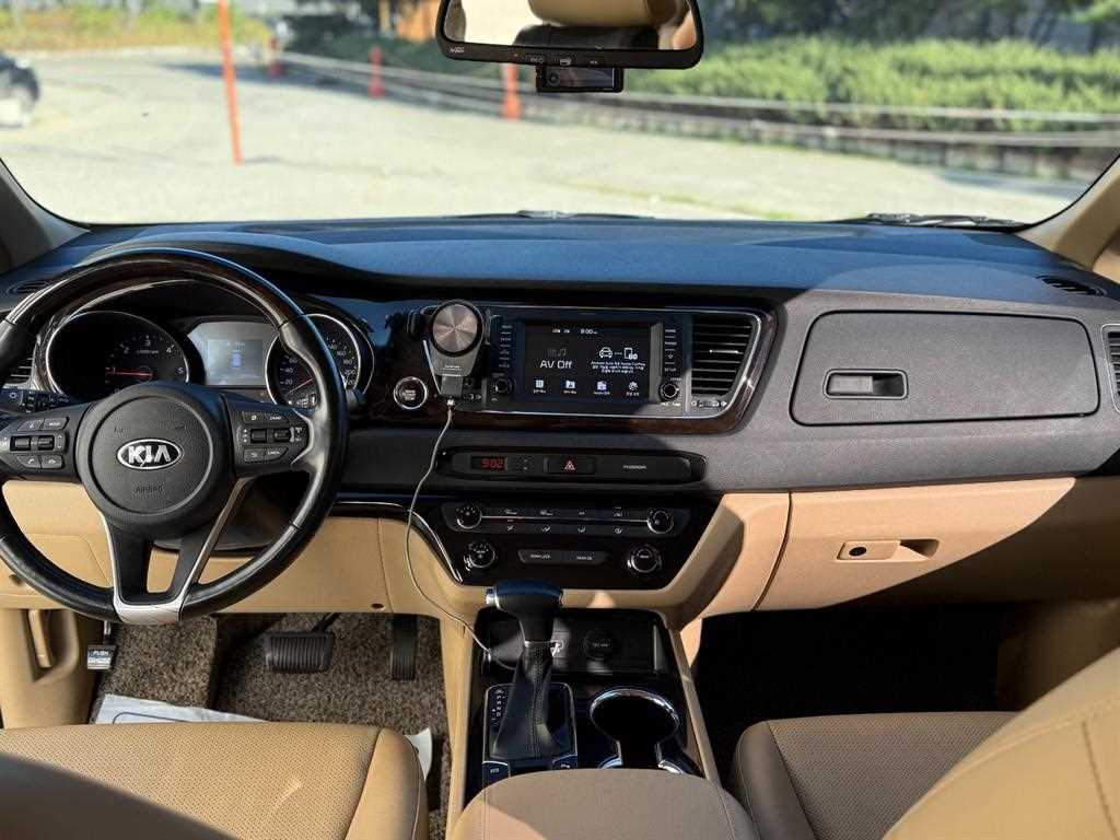 Kia Carnival — photo 08