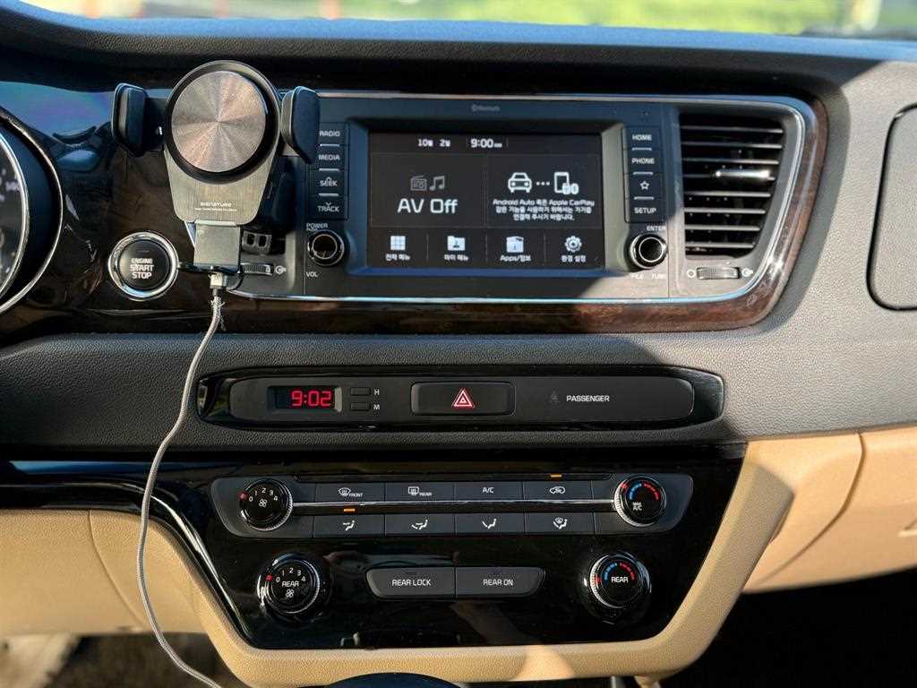 Kia Carnival — photo 12