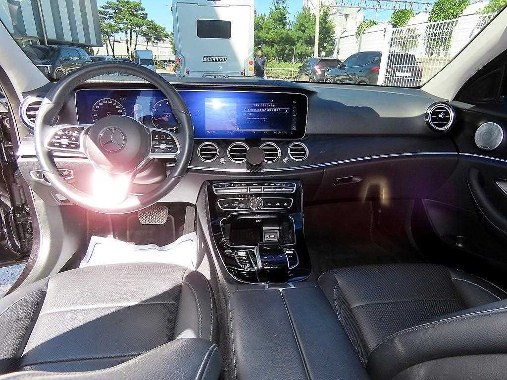 Mercedes-Benz E-Class — photo 07