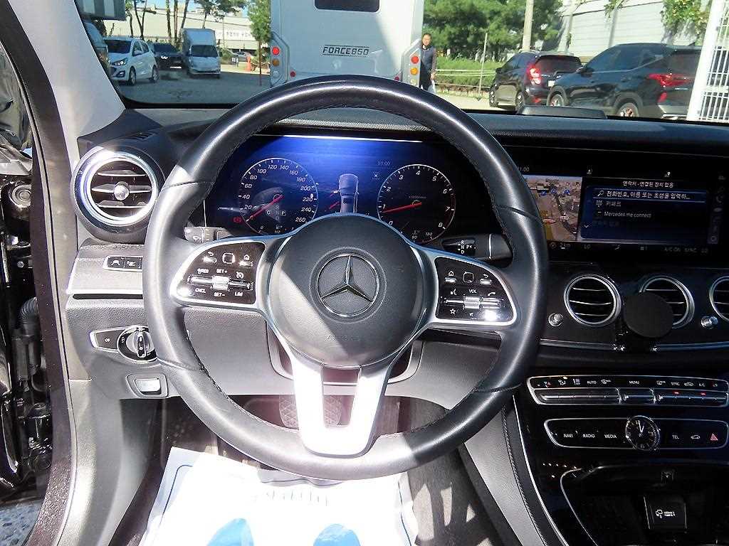 Mercedes-Benz E-Class — photo 08