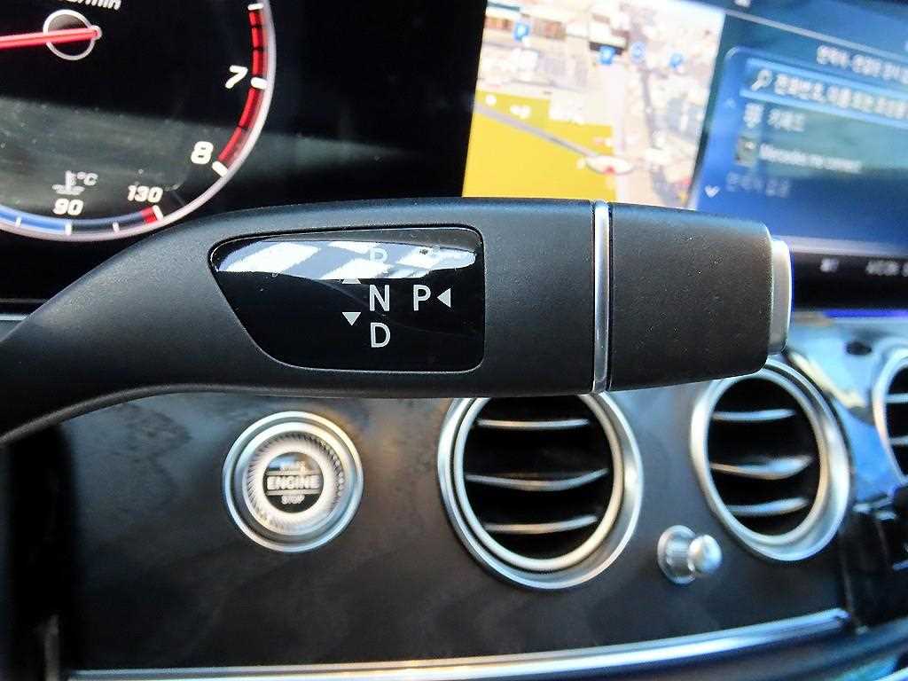 Mercedes-Benz E-Class — photo 11