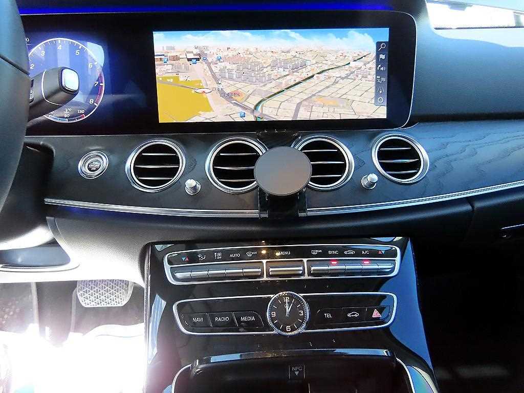Mercedes-Benz E-Class — photo 14