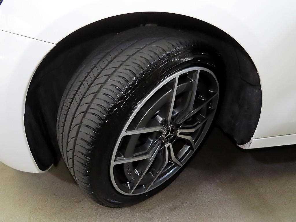 Mercedes-Benz E-Class — photo 20