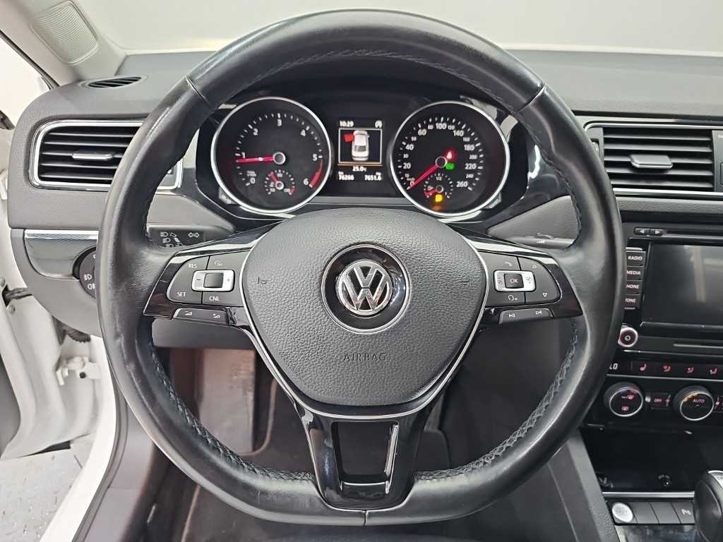 Volkswagen Jetta — photo 09