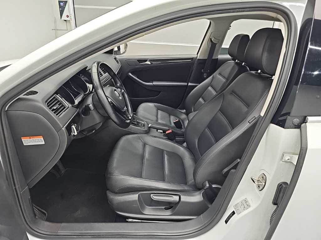 Volkswagen Jetta — photo 11