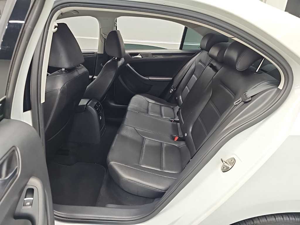 Volkswagen Jetta — photo 12