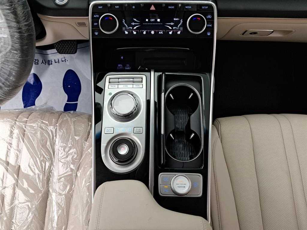 Genesis GV80 — photo 14