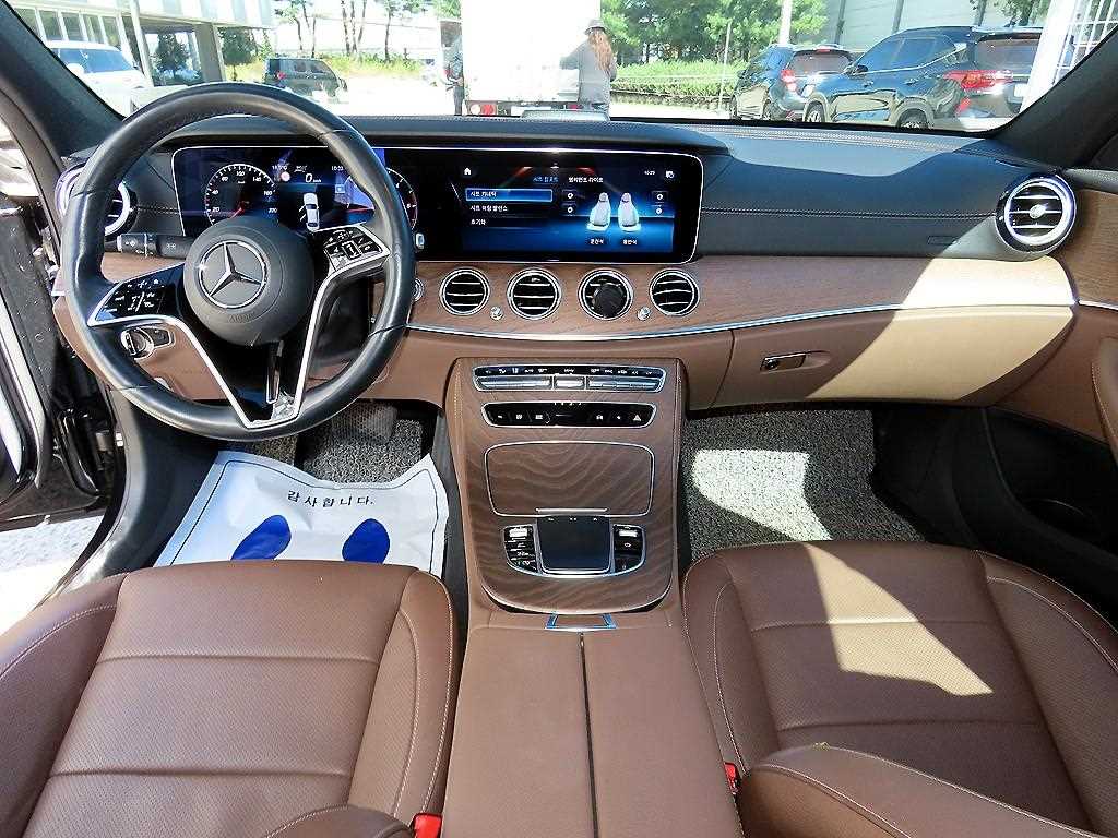 Mercedes-Benz E-Class — photo 07