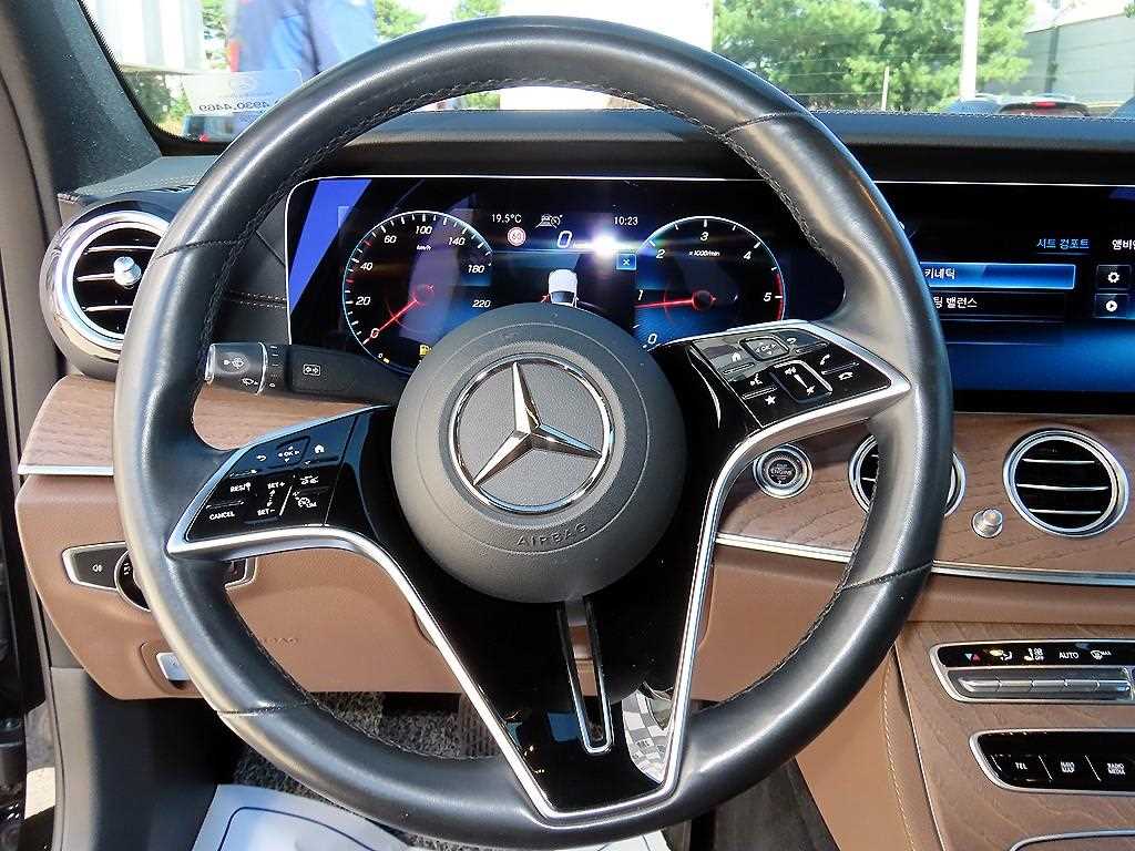 Mercedes-Benz E-Class — photo 08