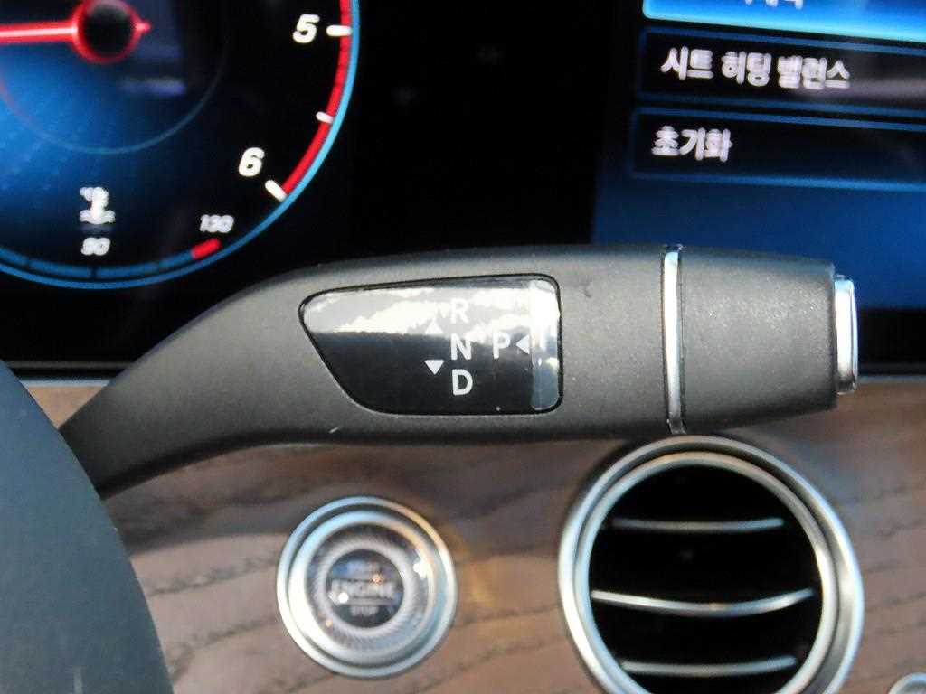 Mercedes-Benz E-Class — photo 11