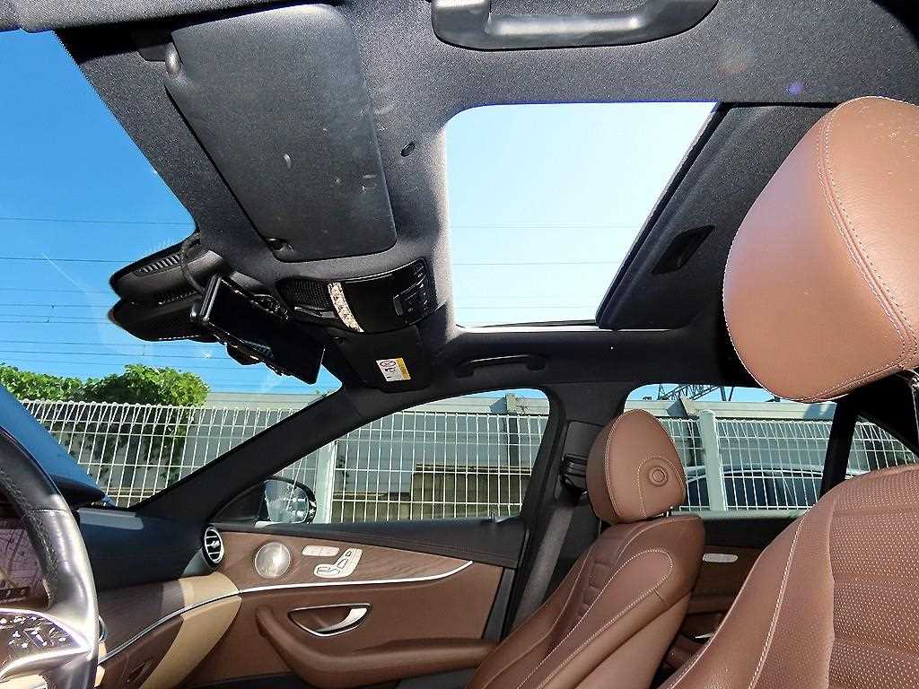 Mercedes-Benz E-Class — photo 16
