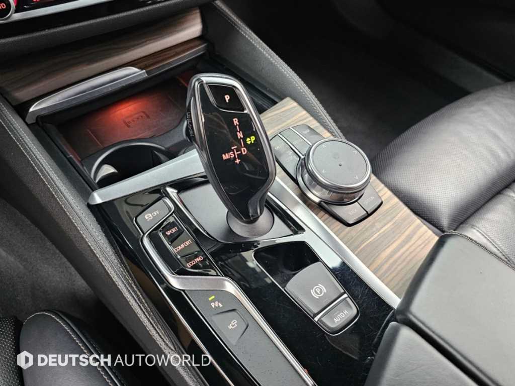 BMW 5-Series — photo 09