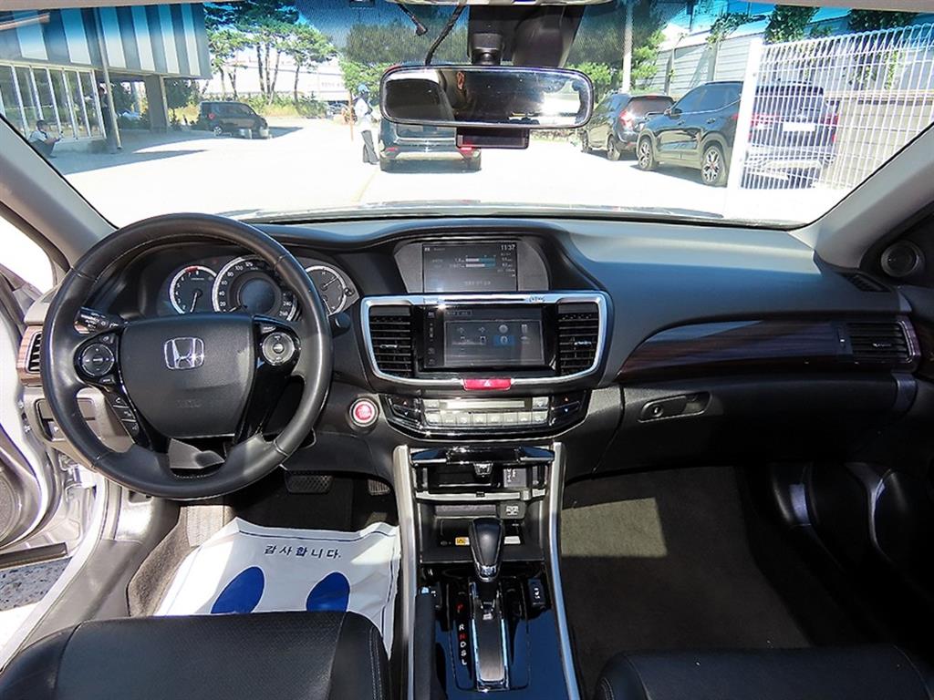 Honda Accord — photo 07
