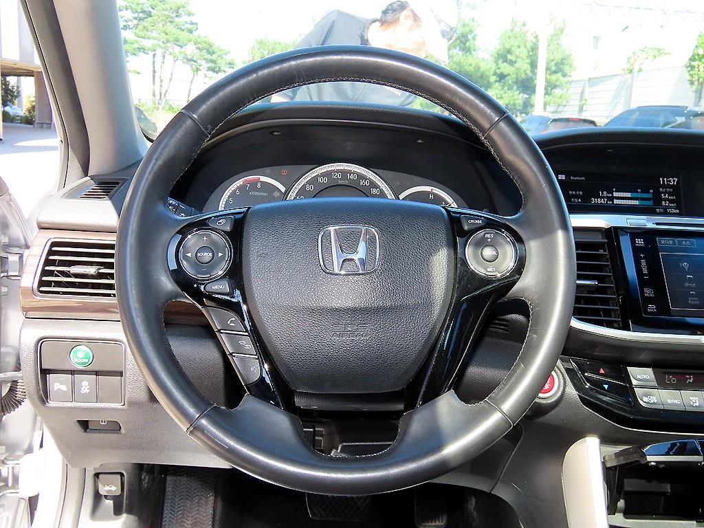 Honda Accord — photo 08