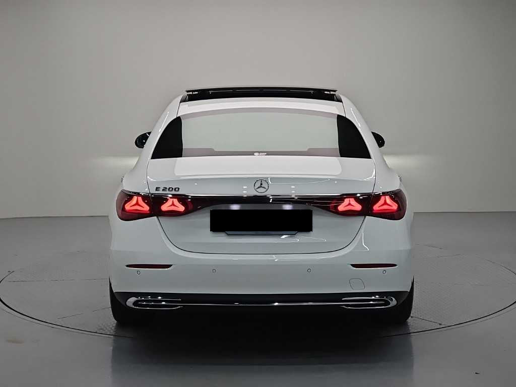 Mercedes-Benz E-Class — photo 03