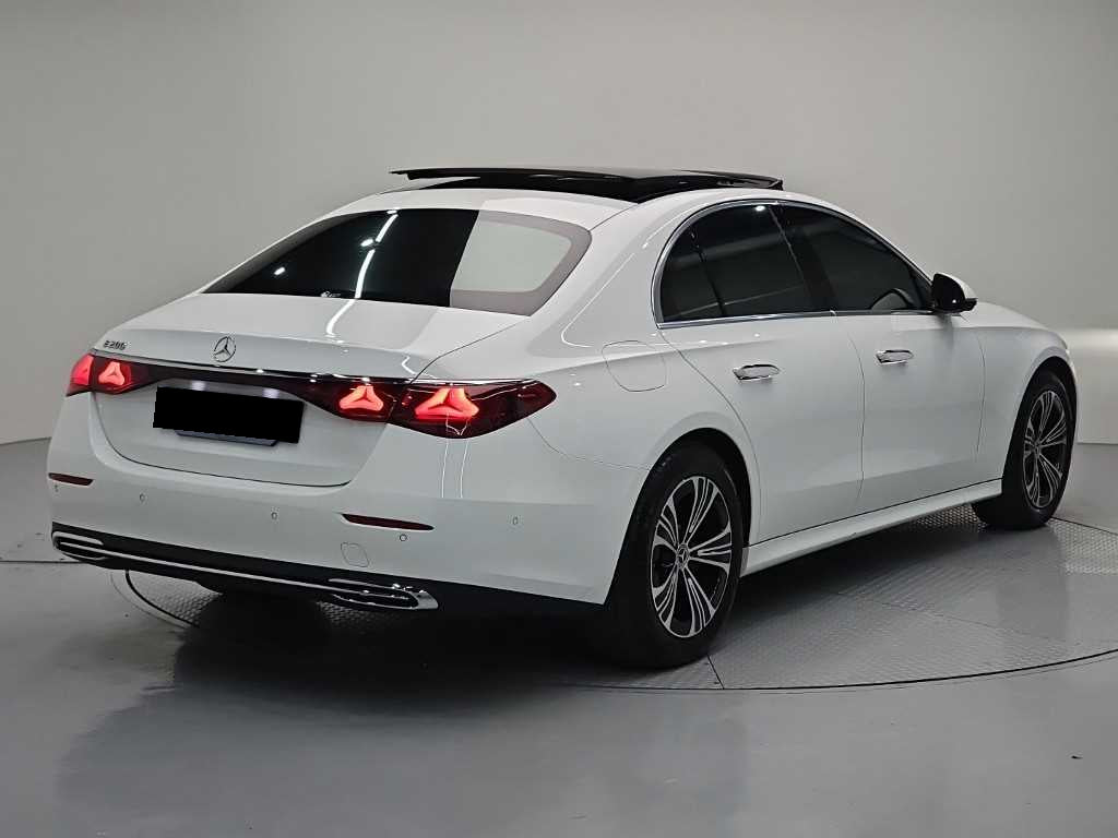 Mercedes-Benz E-Class — photo 04