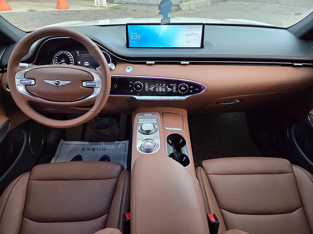 Genesis GV70 — photo 09
