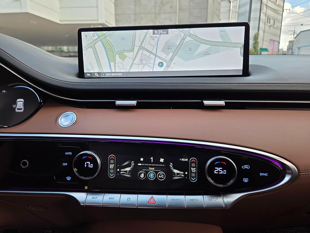 Genesis GV70 — photo 10