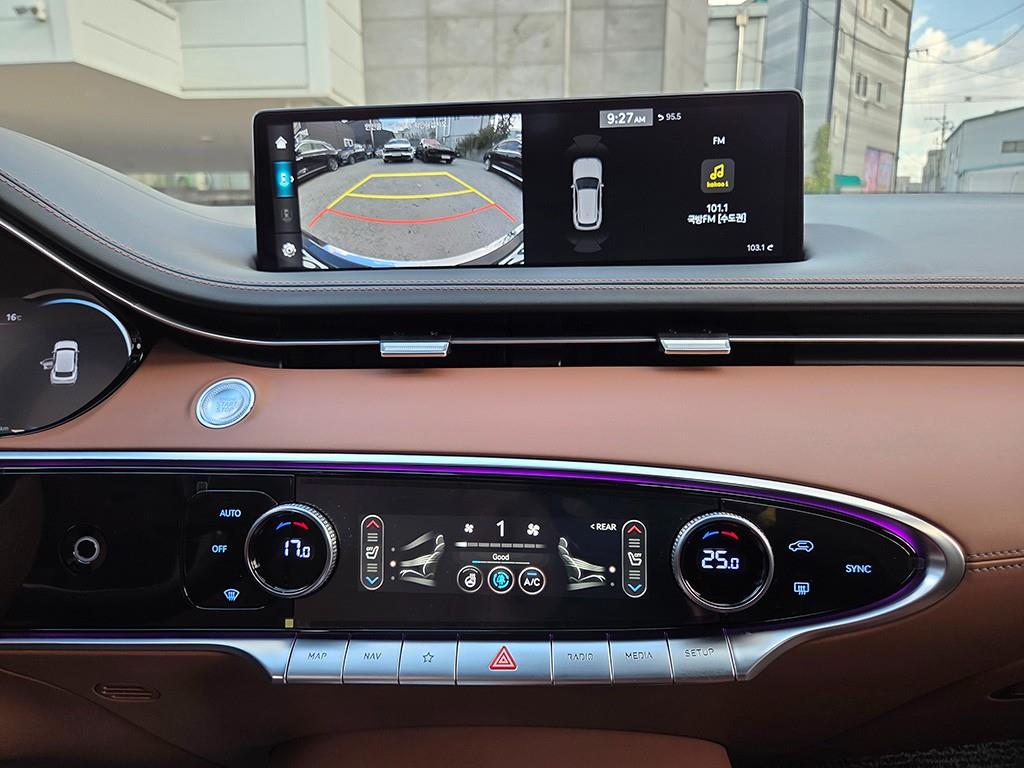 Genesis GV70 — photo 11