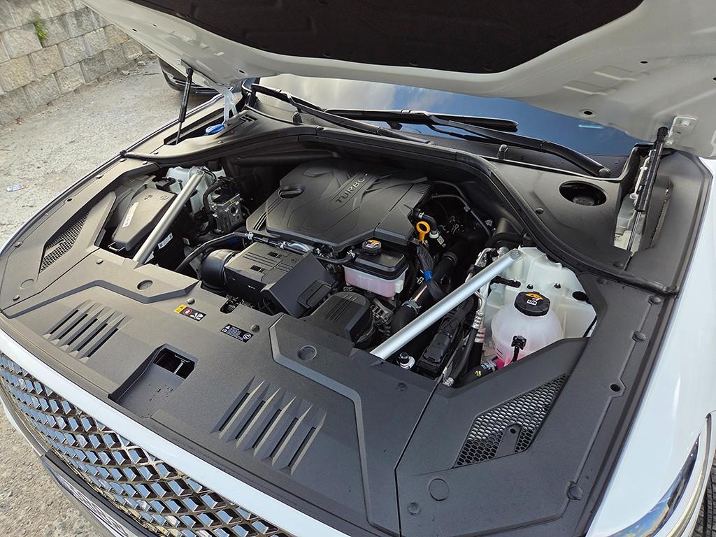 Genesis GV70 — photo 18