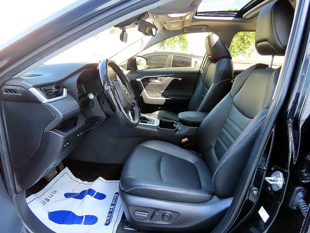 Toyota RAV4 — photo 05