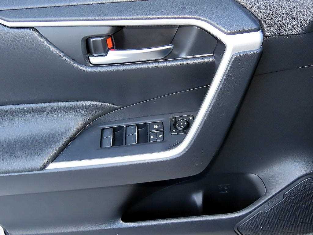 Toyota RAV4 — photo 11